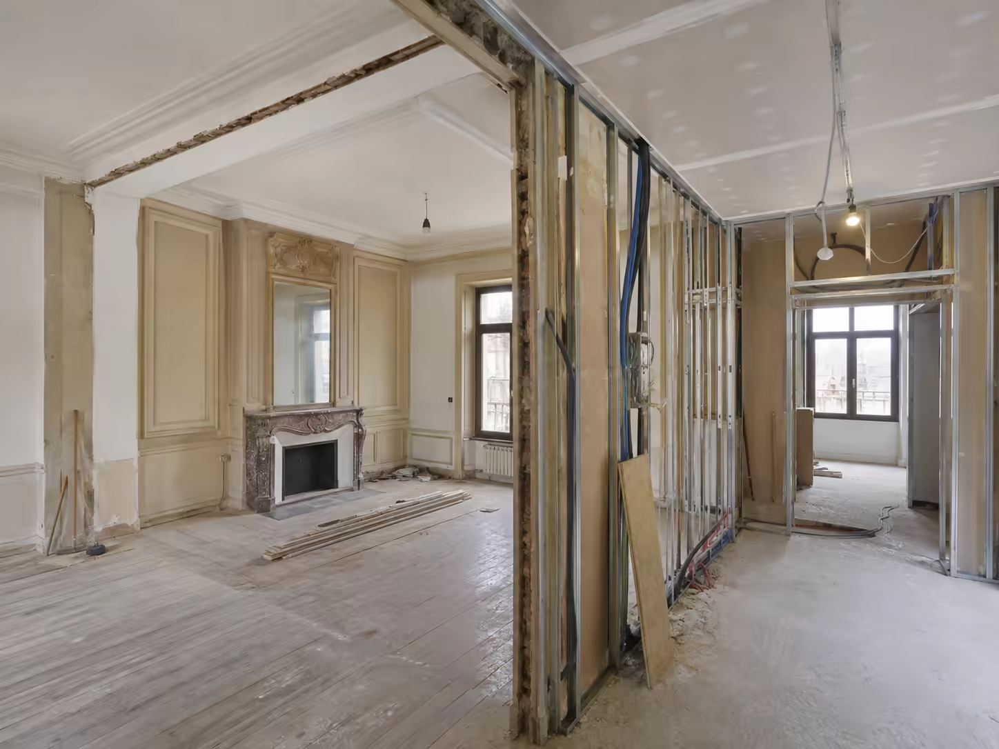 Appartement ancien: moulures conservées, cloisons neuves montées sur ossature