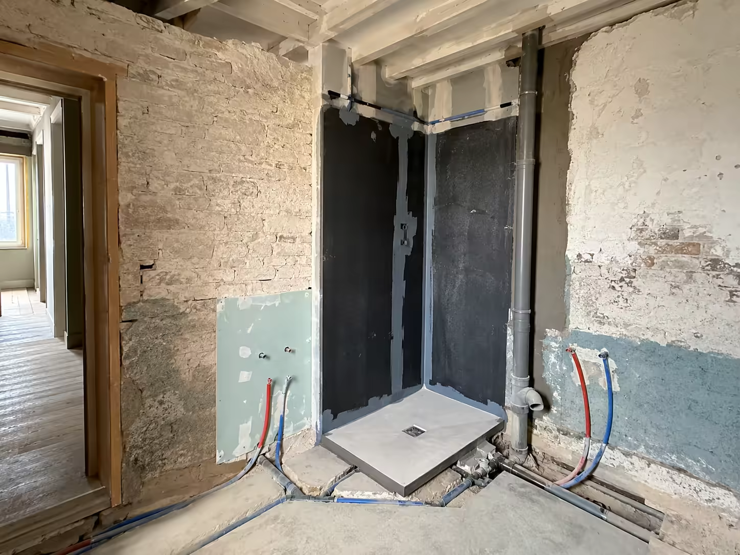 Étanchéité sous carrelage posée avant le receveur de douche