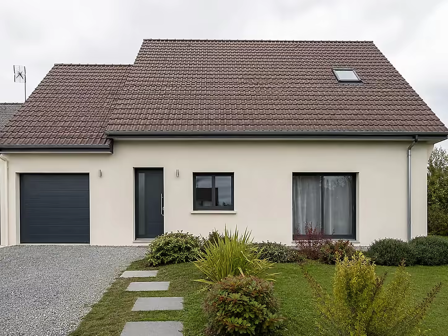 Maison rénovée et allée de jardin - Alpha Rénovation