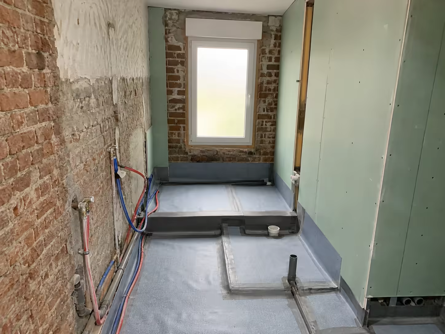Salle de bains: doublage hydrofuge et alimentations avant fermeture